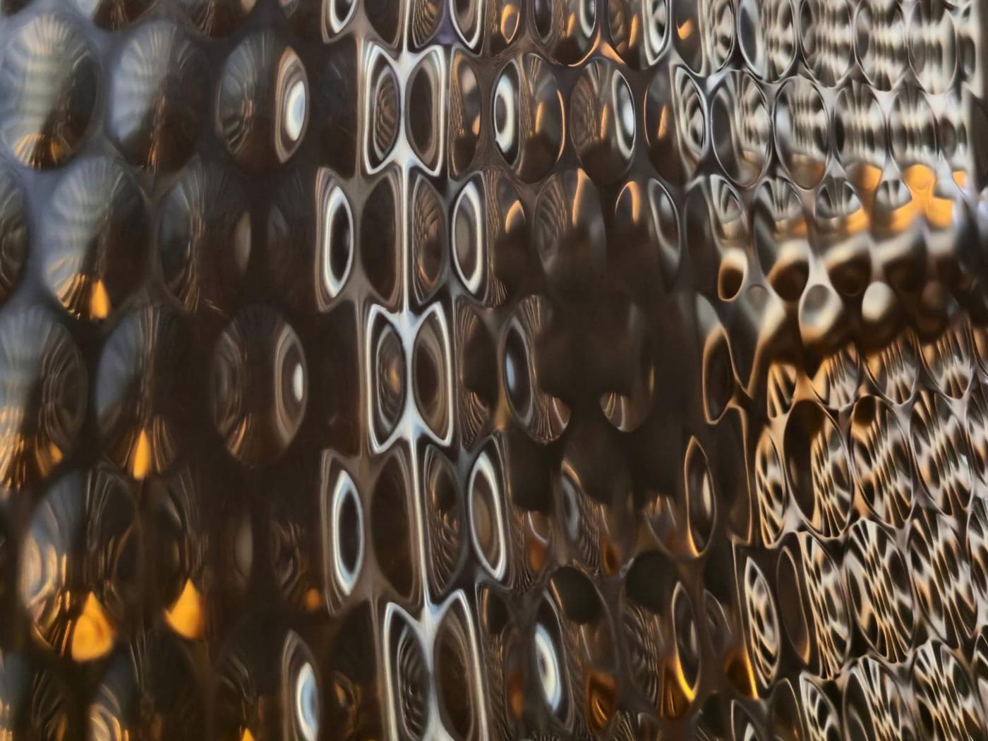 Reflecties in de trommel van een wasdroger uit Inner Weave